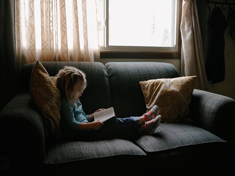 Hogyan vegyük rá a gyereket az olvasásra? Miért rendkívül fontos rendszeresen olvasni kisiskolás korban? 