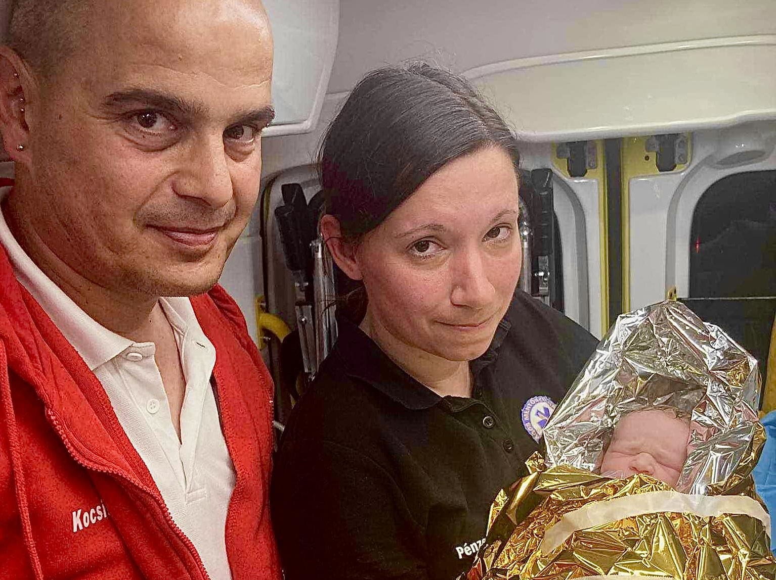 Villámgyors szülés a mentőautóban - Kórházba menet született meg a kis Emma
