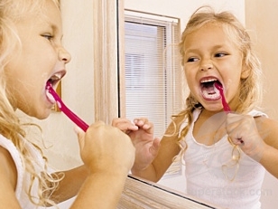Hogyan kell a kisunoka fogait tisztítani?