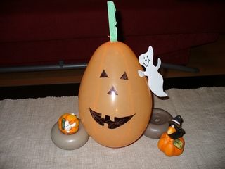 Halloween tök készítése lufiból