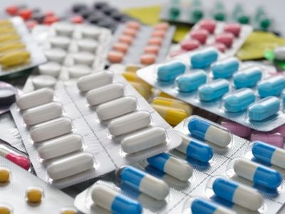 Idős emberek gyógyszerezése: ezek a hatóanyagok súlyos mellékhatásokkal járhatnak! Miket ajánl helyettük a gyógyszerész?  