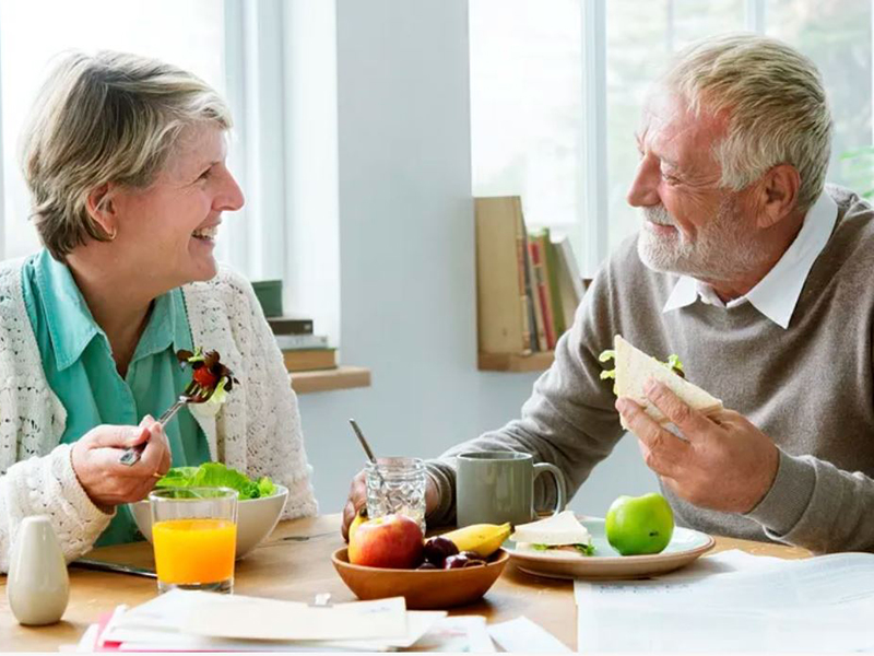 Ízületi problémák, érelmeszesedés, csontritkulás, vashiány megelőzése - Hogyan kell helyesen táplálkozni, ha már elmúltál 60? Dietetikus tanácsai