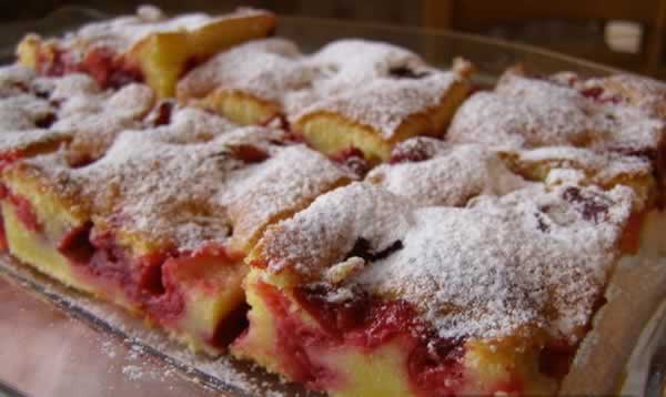 Erdei gyümölcsös süti joghurtos piskótatésztából - egyszerű recept