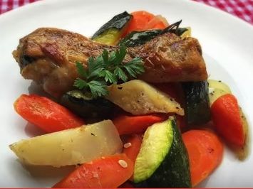 Zöldfűszeres csirkecombok idényzöldségekkel összesütve - Így készítsd el sütőpapírban!