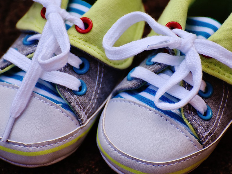 Cipőkötés egyszerűen - Így tanítsd meg a gyereket cipőt kötni! Cipőkötés mondókák, cipőkötési trükkök, technikák, fotókkal