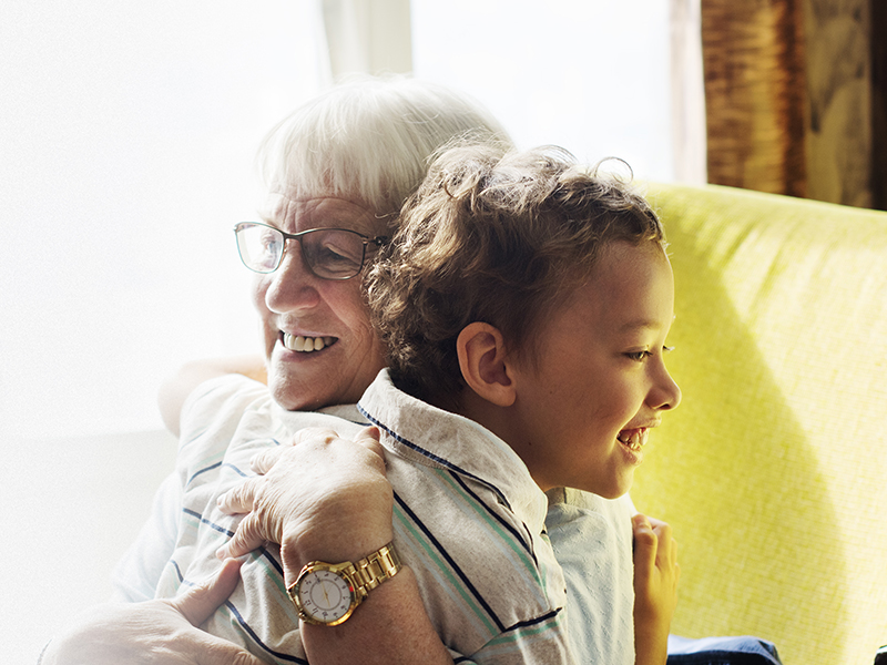 A titok, amit csak a nagyszülők ismernek: 5 ok, amiért sokkal jobb az unokákkal lenni, mint felnőtt társaságban