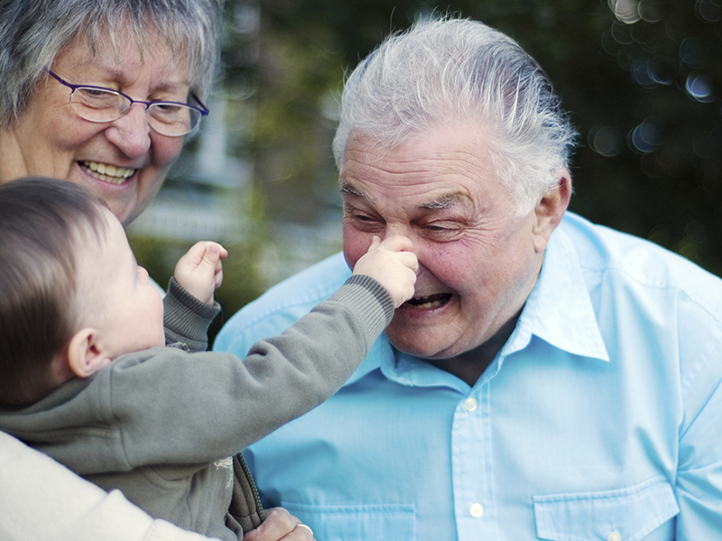 Így imádják unokájukat a nagyik és nagypapák!  - 17 gyönyörű fotó a végtelen nagyszülői szeretetről