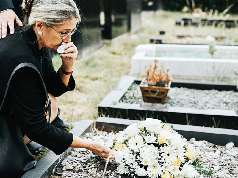 Gyász, gyászolás folyamata: Hogyan lehet feldolgozni egy szerettünk halálát? - Szakember tapasztalatai