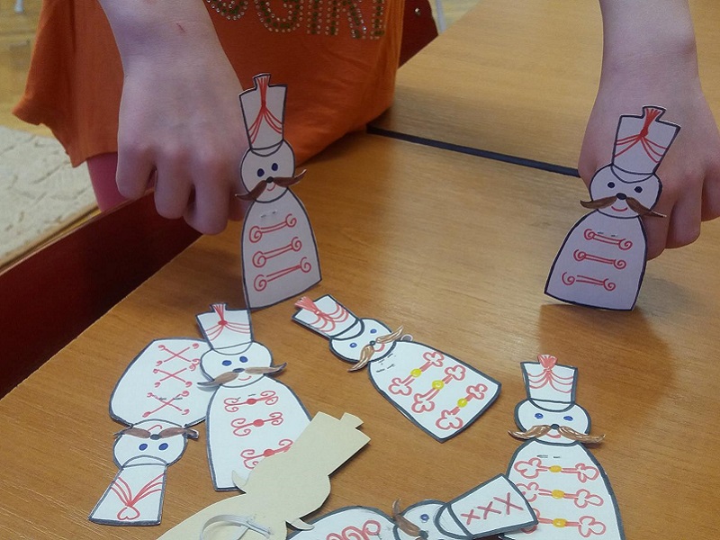 Így készül a papírhuszár, a papírkard, a kokárdavirág - 5 látványos kreatív ötlet gyerekeknek a nemzeti ünnepen