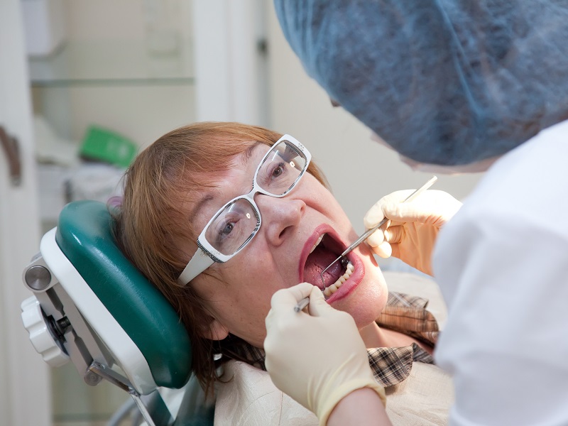 Ne hagyd, hogy kihulljanak a fogaid! Több módszer is van a meglazult fogak megmentésére - A parodontológus tanácsai