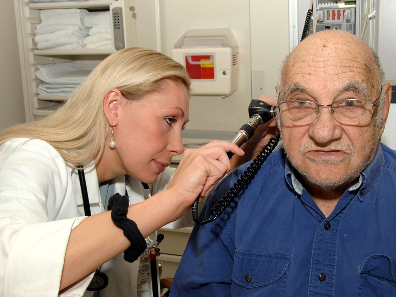 Ha baj van a hallással idős korban: Lehet, hogy nem is a fülben, hanem az agyban van a probléma!