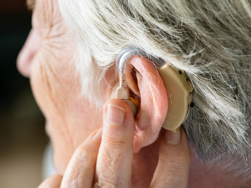 Halláskárosodás 65 év felett: Minden harmadik ember szenved tőle! - Mi okozhatja a hallás csökkenését? Mik a tünetei?