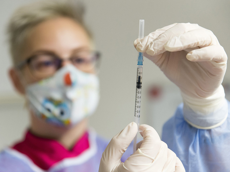 Koronavírus elleni védőoltás: Átmeneti izomláz, zsibbadás, pirosodás kialakulhat - Szlávik János a vakcináról beszélt
