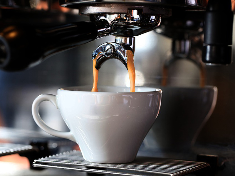 Kávé hatása az egészségre: Így befolyásolja a kávézás a krónikus májbetegségek kialakulásának kockázatát