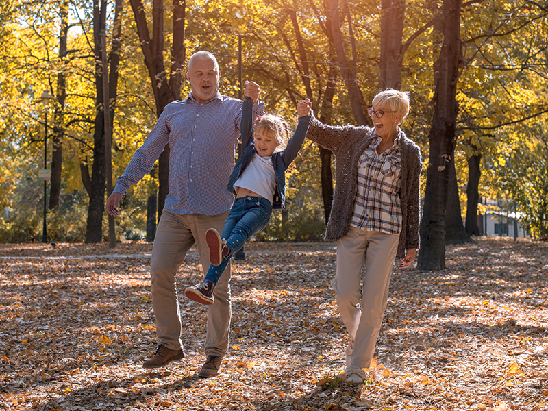 Így hosszabbítja meg az életed, ha rendszeresen emelgeted az unokád - Plusz 9 egyéb hasznos tevékenység öregedés ellen