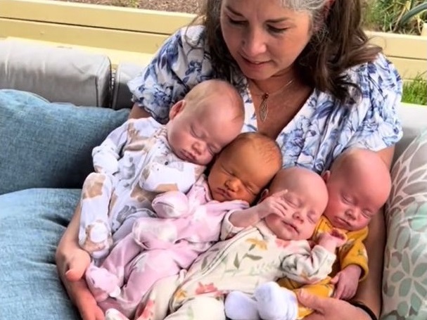 4 unokája született egyetlen hónap alatt - Videón a boldog nagymama és unokái